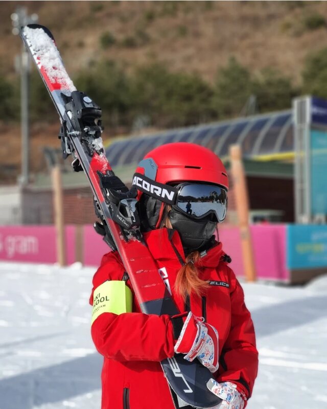 SKI SCHOOL 완장을 차고 스키를 어깨에 메고 강습을 준비하는 스키즈 강사